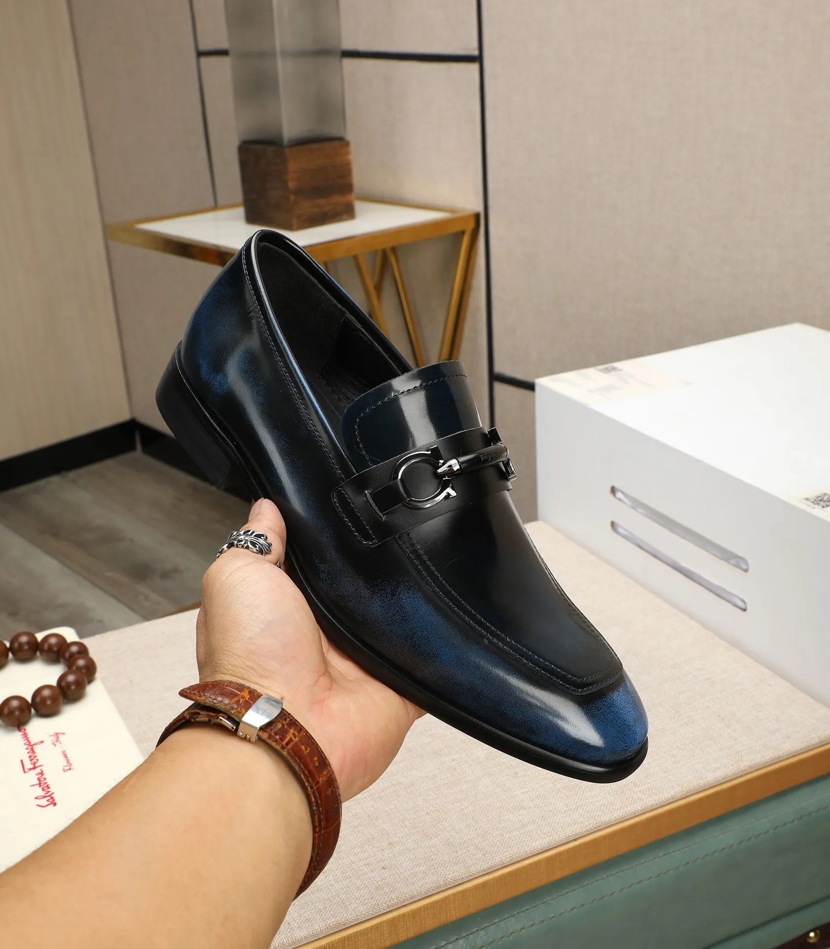 Men's shoes 💰540📛📛(water-dyed cowhide) Salvatore Ferragamo high-end (Salvatore Ferragamo) is the world's top luxury footwear brand. It comes from the fashion kingdom of Italy and is famous all over the world for its traditional handmade design and novel styles...🚶🏻🚶🏻New suit shoes are available simultaneously at the counter. This model is purely handmade. The fabric is imported from Italy's original first-layer cowhide. Soft water-dyed cowhide lining. Original authentic outsole🌀🌀Size: 38➖44 (45 customized)
